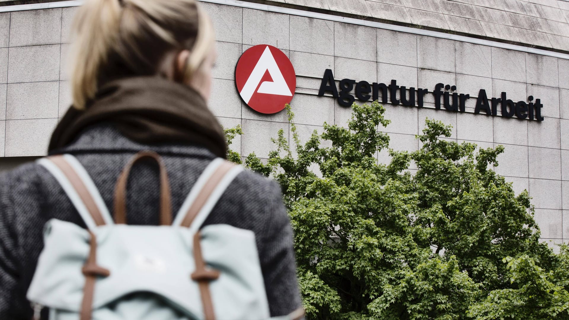 Frau vor Jobcenter (Symbolbild): Eigentlich wollte die Ampel die Abkehr vom alten Hartz-IV-System erreichen.