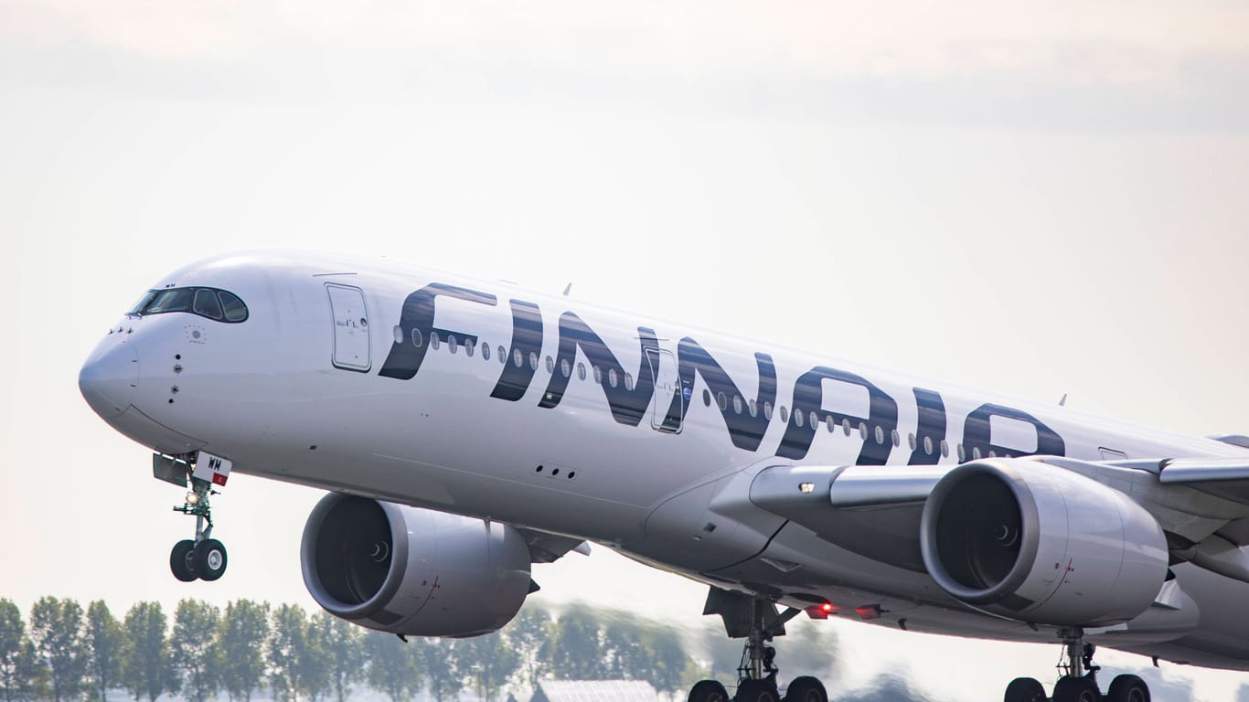 Finnair: Die Airline will das Gesamtgewicht der Beladung wissen – und bittet Fluggäste auf die Waage.