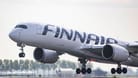 Finnair: Die Airline will das Gesamtgewicht der Beladung wissen – und bittet Fluggäste auf die Waage.