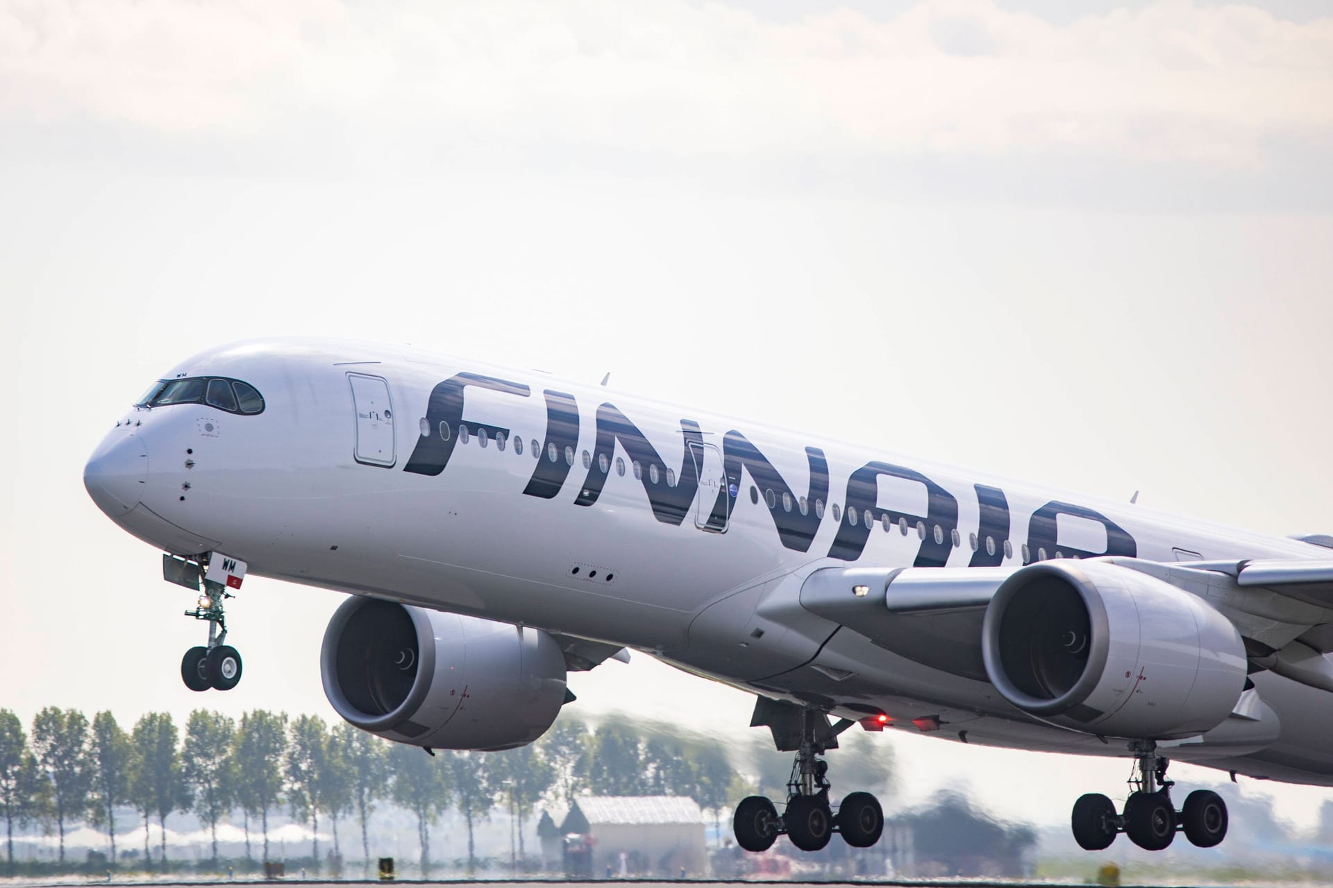 Finnair: Die Airline will das Gesamtgewicht der Beladung wissen – und bittet Fluggäste auf die Waage.