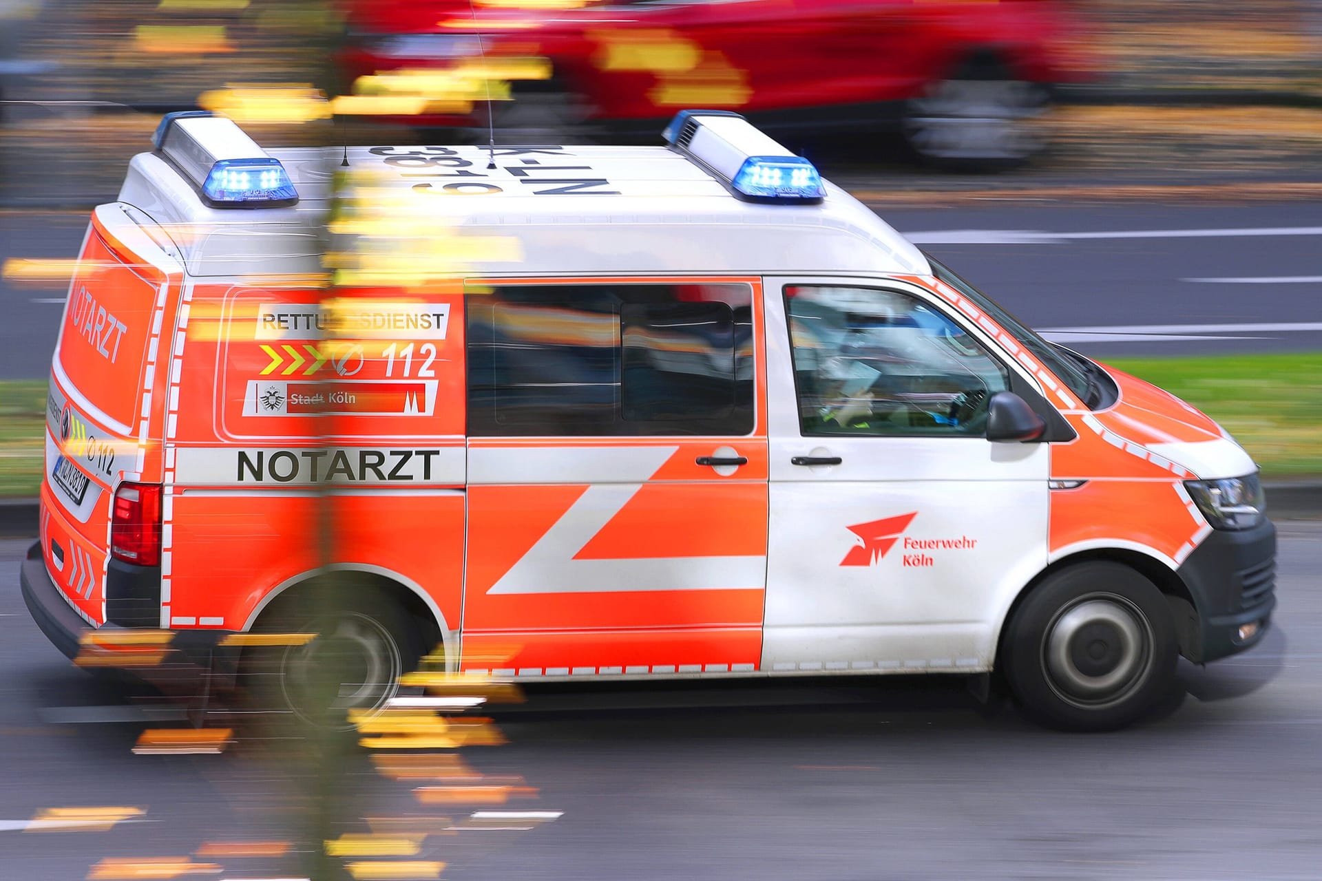 Ein Krankenwagen der Feuerwehr Köln (Symbolbild): Das Mädchen wird nun im Krankenhaus behandelt.