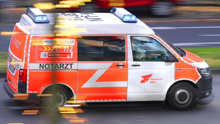 Ein Krankenwagen der Feuerwehr Köln (Symbolbild): Das Mädchen wird nun im Krankenhaus behandelt.