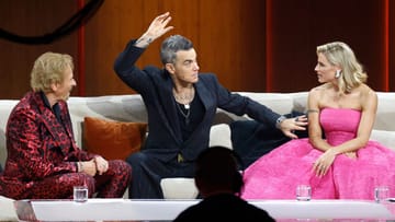 Robbie Williams: the British pop star between Thomas Gottschalk and Michelle Hunziker.