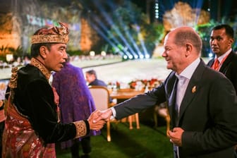 Joko Widodo, Präsident von Indonesien, begrüßt Bundeskanzler Olaf Scholz: Das südostasiatische Land will bis 2050 klimaneutral werden.