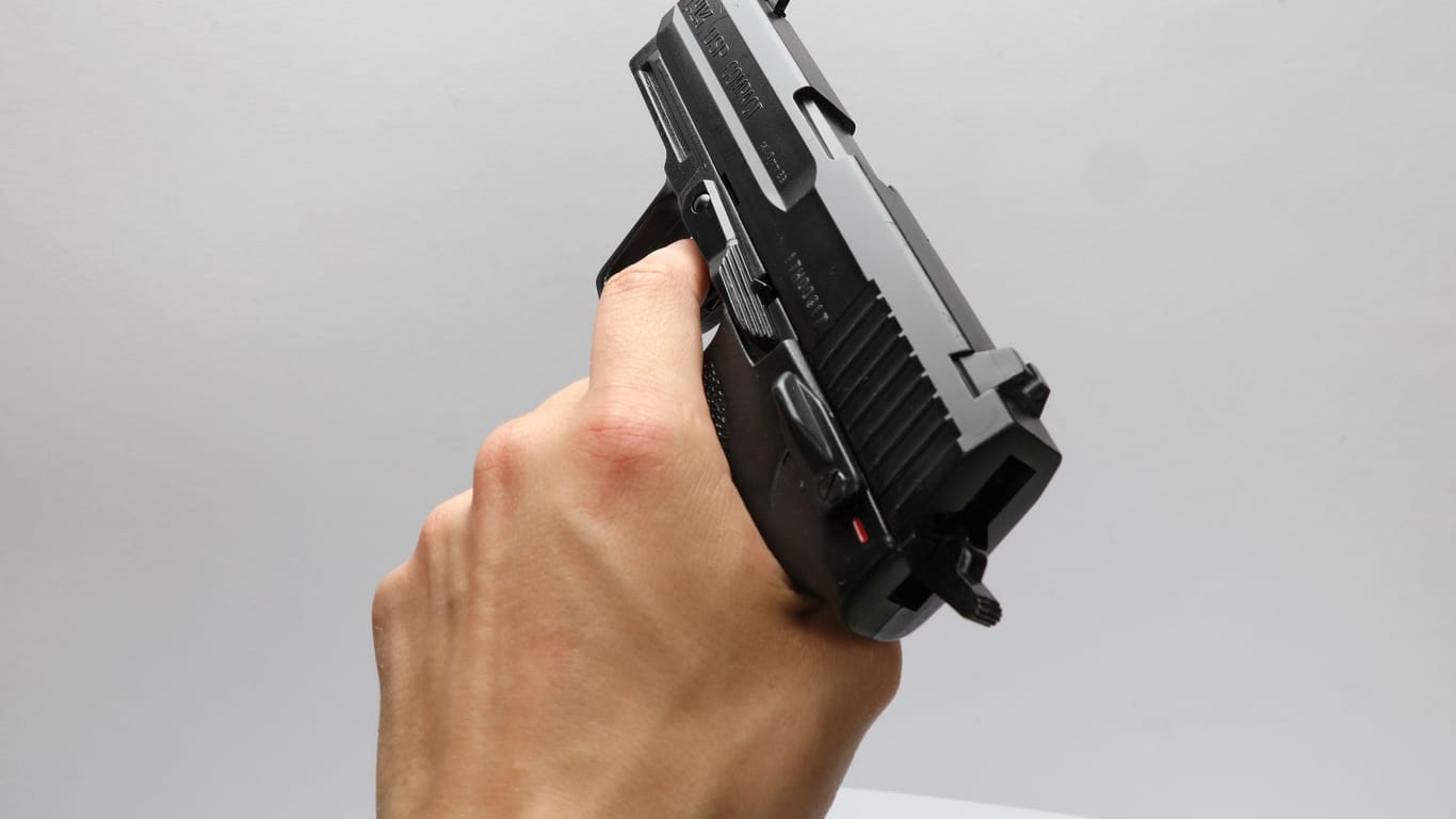 Luftpistole in einer Hand (Symbolbild): Mit einer ähnlichen Waffe soll ein 34-jähriger Mann auf ein Flüchtlingsheim gefeuert haben.