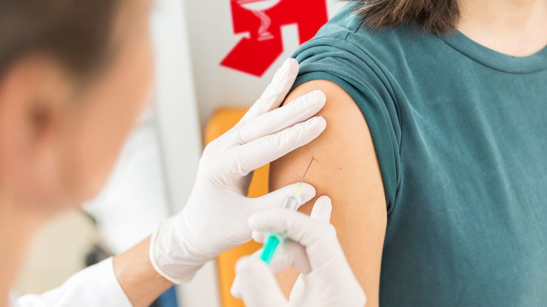 Mehr Auswahl: Online kann nach Apotheken in der Nähe gesucht werden, die die Serviceleistung "Grippeimpfung" anbieten. Mehr Auswahl: Online kann nach Apotheken in der Nähe gesucht werden, die die Serviceleistung "Grippeimpfung" anbieten.