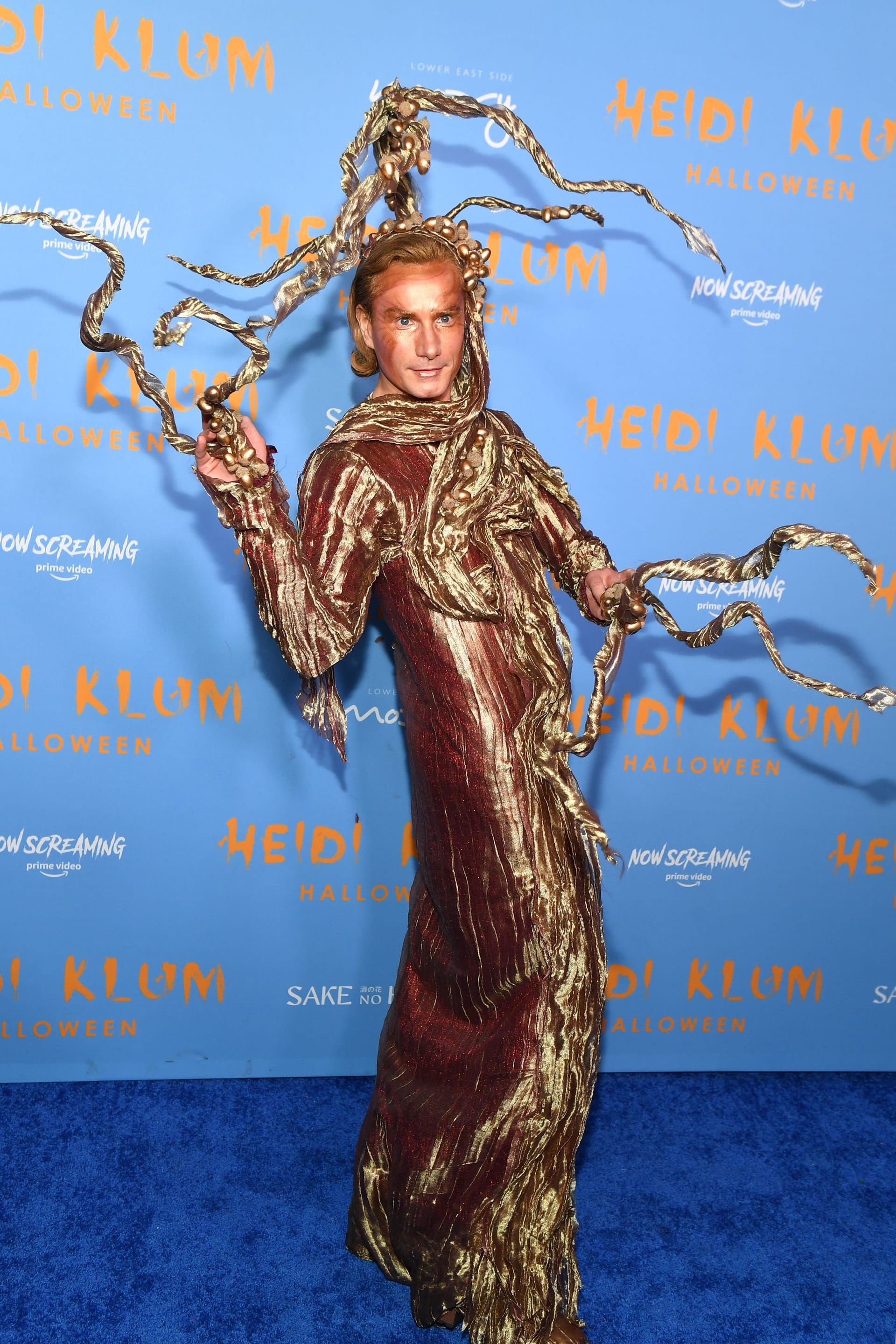 Designer Austin Scarlett mimte mit seinem goldfarbenen Kleid einen Baum.