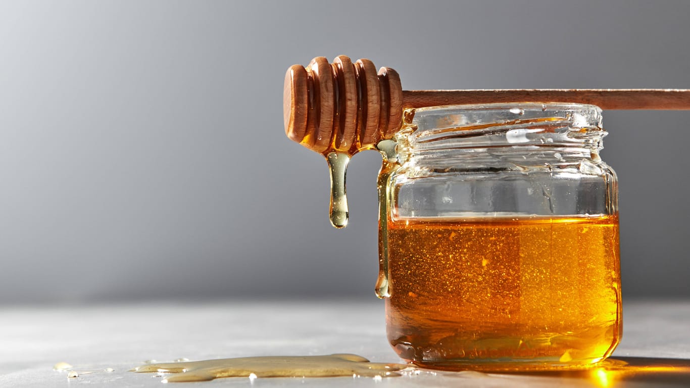 Bienenfreundliche Alternative: Um den heimischen Bestand vor Krankheiten zu schützen, sollte man seinen Honig nach Möglichkeit von regionalen Imkern im Pfandglas kaufen.