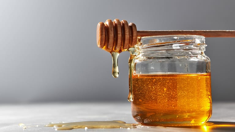 Bienenfreundliche Alternative: Um den heimischen Bestand vor Krankheiten zu schützen, sollte man seinen Honig nach Möglichkeit von regionalen Imkern im Pfandglas kaufen.