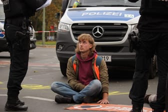 Klimaaktivist der "Letzten Generation" in Berlin: Die Proteste sollen weitergehen, bis die Bundesregierung die Forderungen der Aktivisten erfüllt.