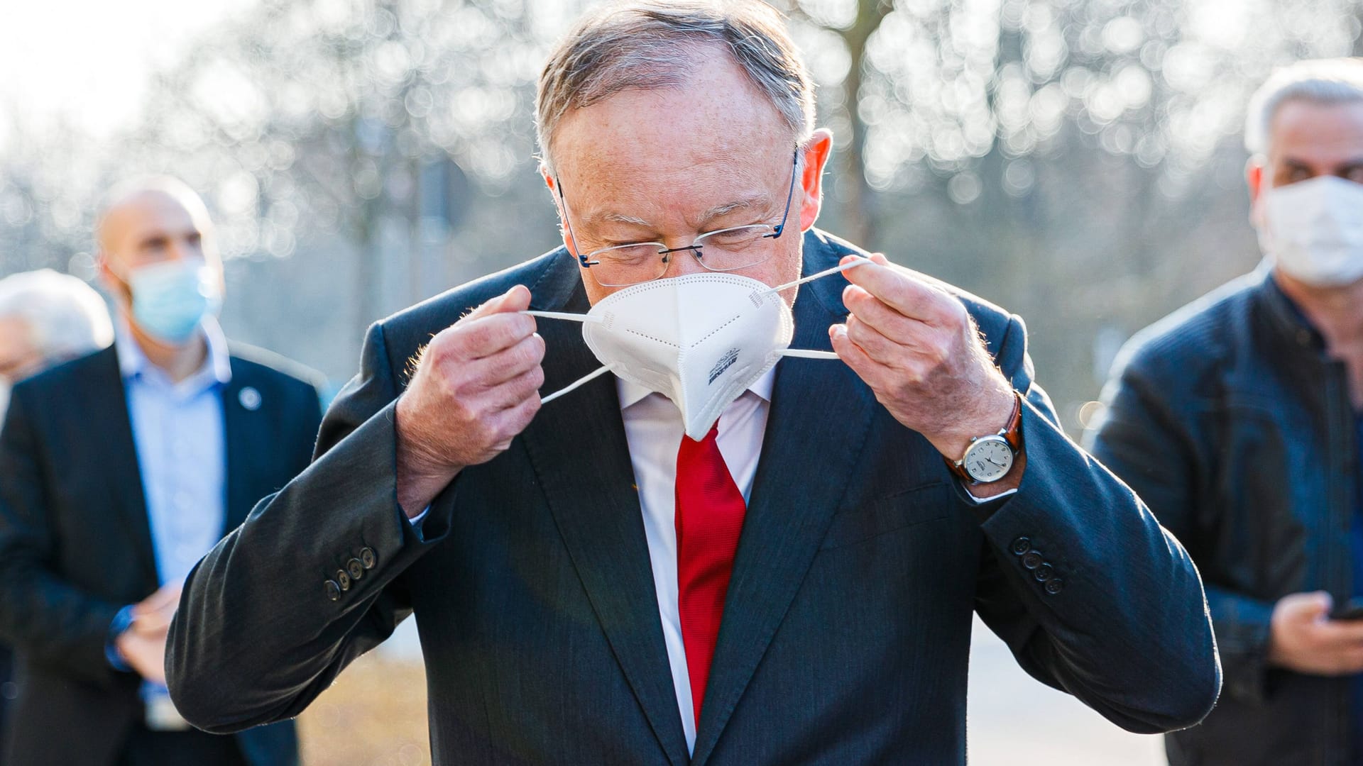 Stephan Weil (SPD), Ministerpräsident von Niedersachsen (Archivbild): An dem Vorstoß zum Masken-Aus in Schleswig-Holsteins Bussen übt Weil Kritik.