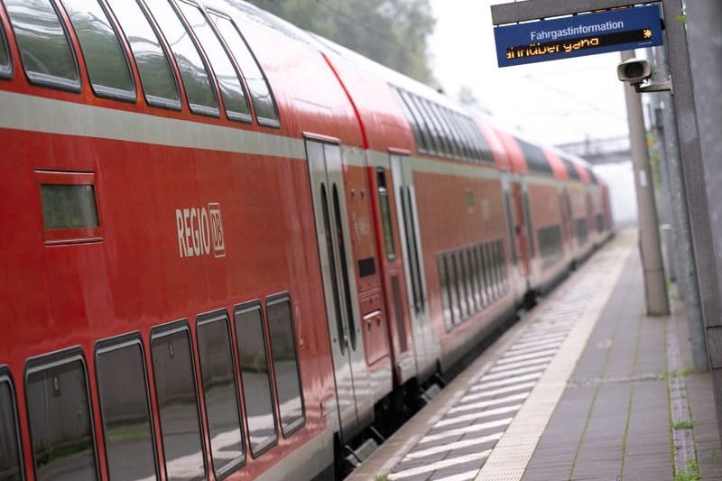 Ein doppelstöckiger Regionalzug der Deutschen Bahn fährt durch einen Bahnhof (Symbolbild): Die erste Klasse soll in Niedersachsen bleiben.