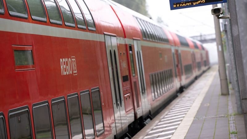 Ein doppelstöckiger Regionalzug der Deutschen Bahn fährt durch einen Bahnhof (Symbolbild): Die erste Klasse soll in Niedersachsen bleiben.