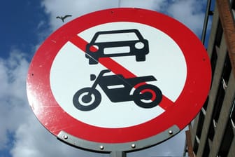 Autos und Motorräder verboten: Ob an manchen Tagen der Verkehr ruhen sollte, ist ein strittiges Thema.