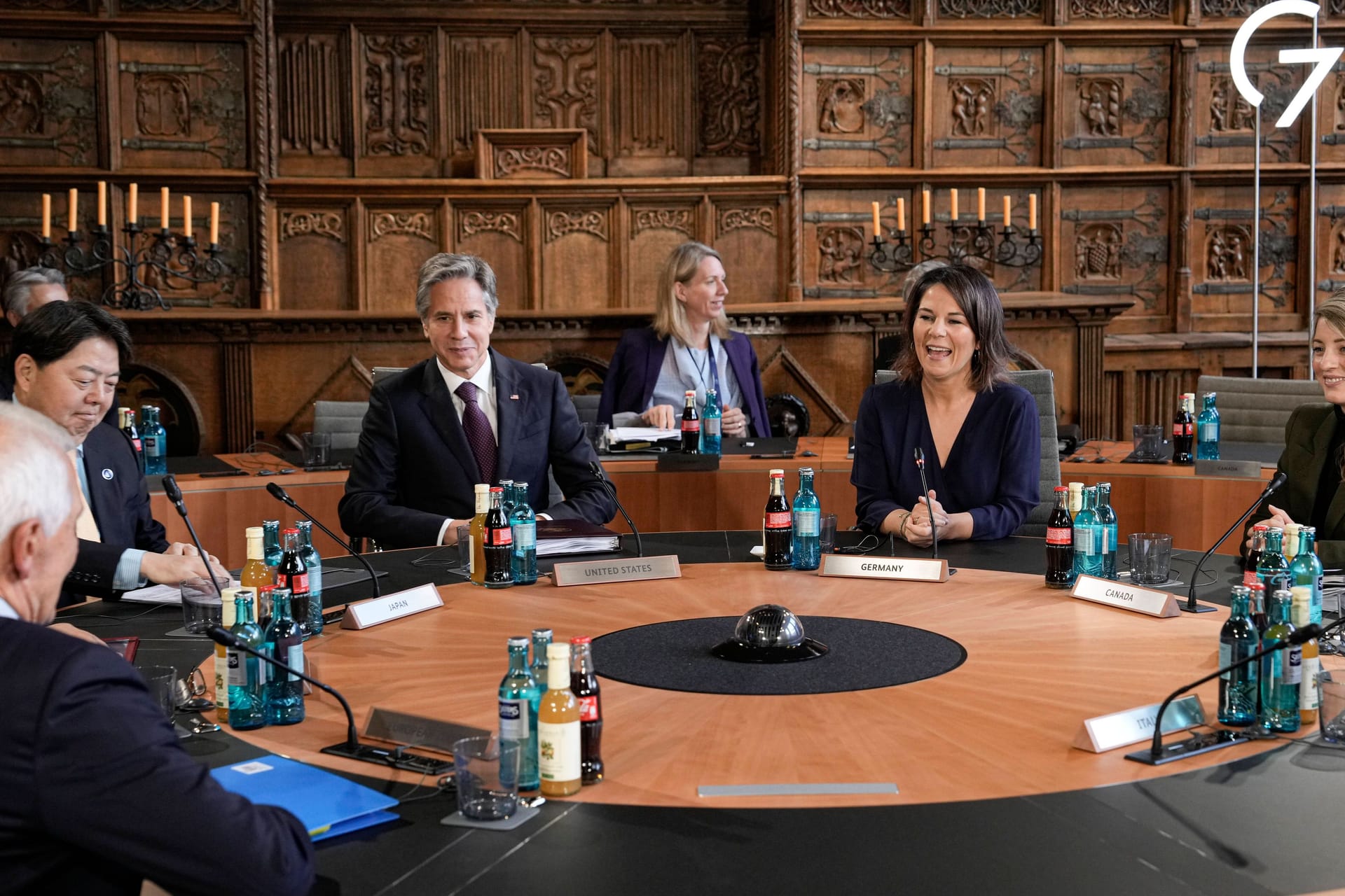 Die G7-Außenminister im Münsteraner Friedenssaal: Normalerweise steht das Ratskreuz auf dem Vorsprung im Hintergrund.