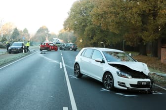 Unfallort bei Heiligenfelde: Die vier beteiligten Fahrzeuge mussten abgeschleppt werden.