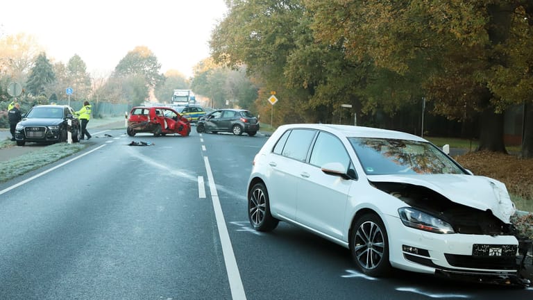 Unfallort bei Heiligenfelde: Die vier beteiligten Fahrzeuge mussten abgeschleppt werden.