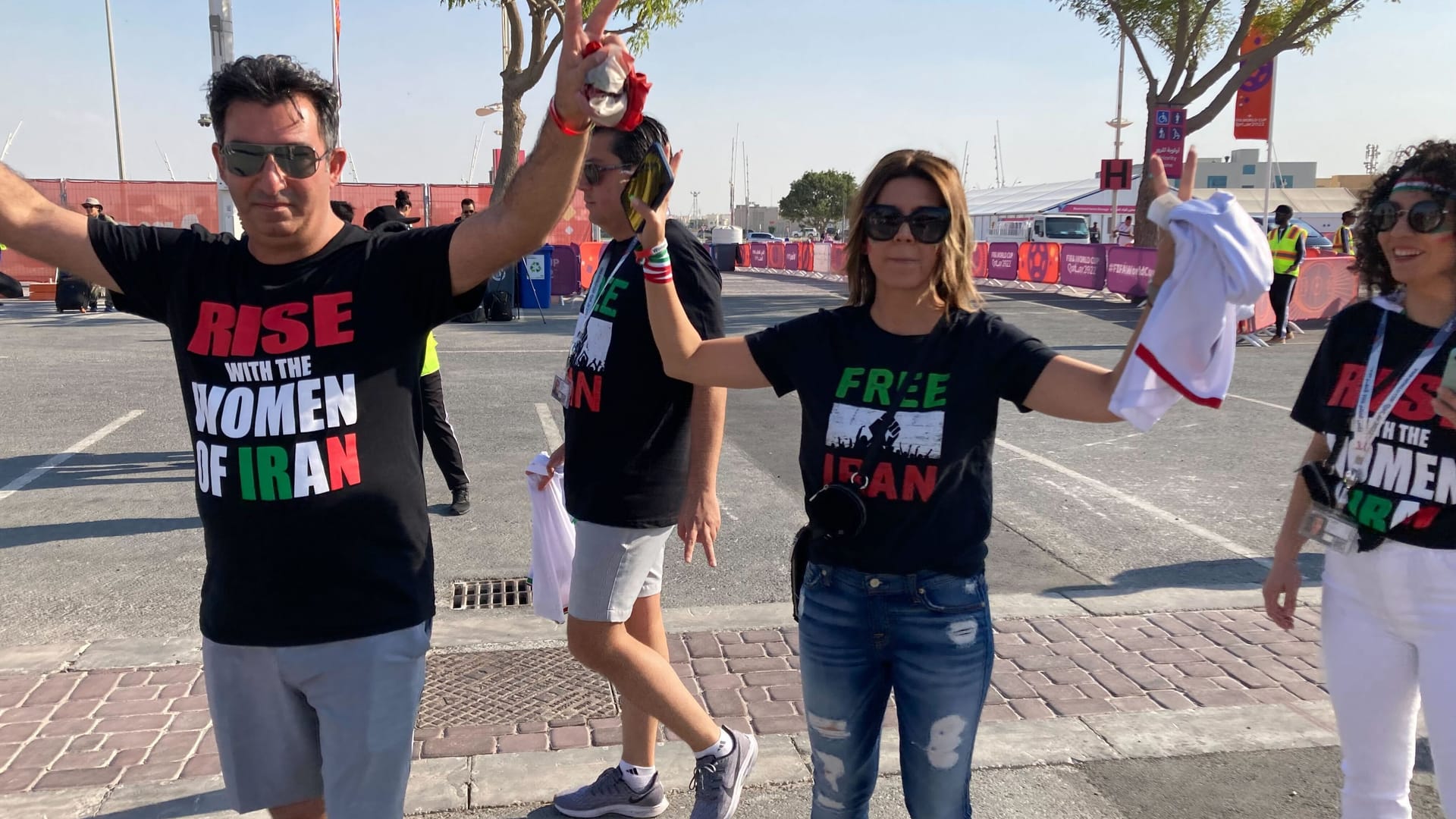 Iranische Fans vor dem Khalifa International Stadium.