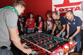 Kickern statt Katar (Archivbild): Die Kneipe "Lotta" bietet ein umfassendes Alternativprogramm zur Fußball-WM an. Kickern statt Katar (Archivbild): Die Kneipe "Lotta" bietet ein umfassendes Alternativprogramm zur Fußball-WM an.