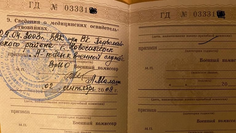 In Russland gängiger Militärausweis: Anton hat vor Jahren eine Art Armee-Grundkurs gemacht und fürchtet auch deswegen die Einberufung.