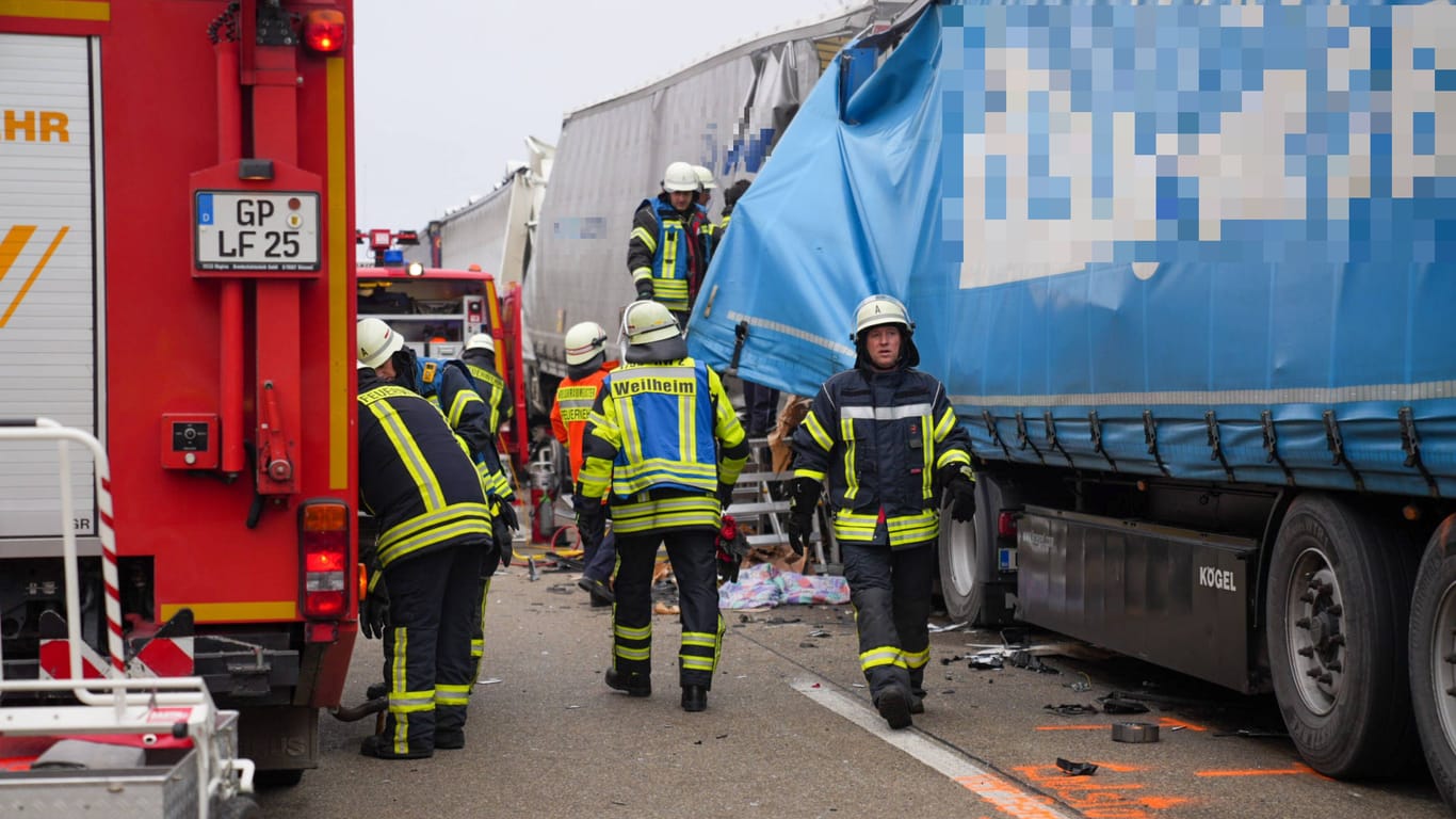 Auffahrunfall mit vier Lkw auf der A8 in Fahrtrichtung Stuttgart: Eine Person kam ums Leben, weitere wurden verletzt.