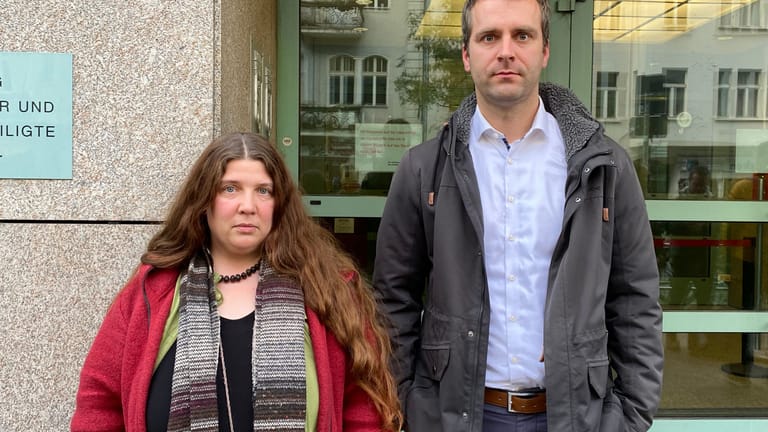 Klimaaktivistin M. mit Anwalt Bönte vor dem Amtsgericht Tiergarten: Auf Freispruch plädiert.