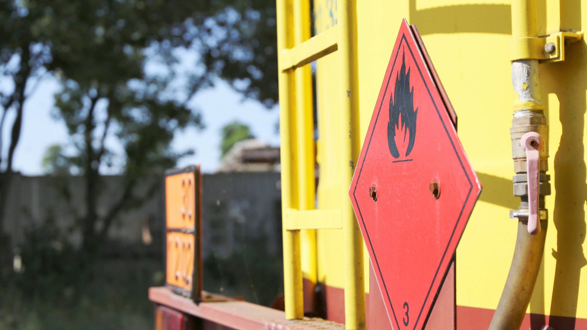 Warntafel auf einem Lastwagen (Symbolbild): Der Unfallwagen hatte eine Chemikalie geladen.