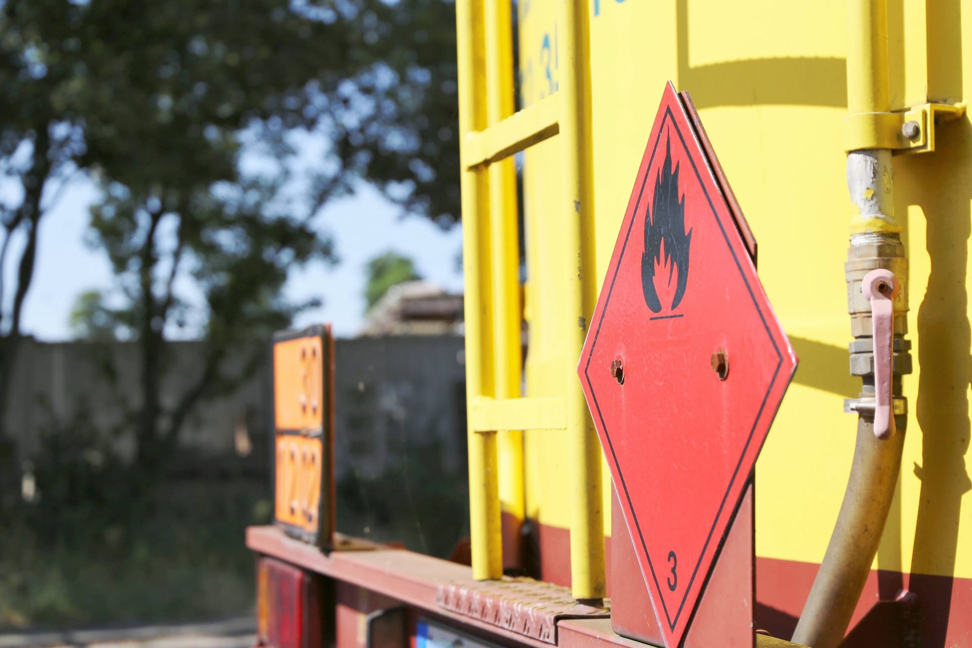 Warntafel auf einem Lastwagen (Symbolbild): Der Unfallwagen hatte eine Chemikalie geladen.