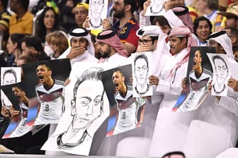 Al-Bayt Stadion: Zuschauer halten Özil-Plakate in die Luft.