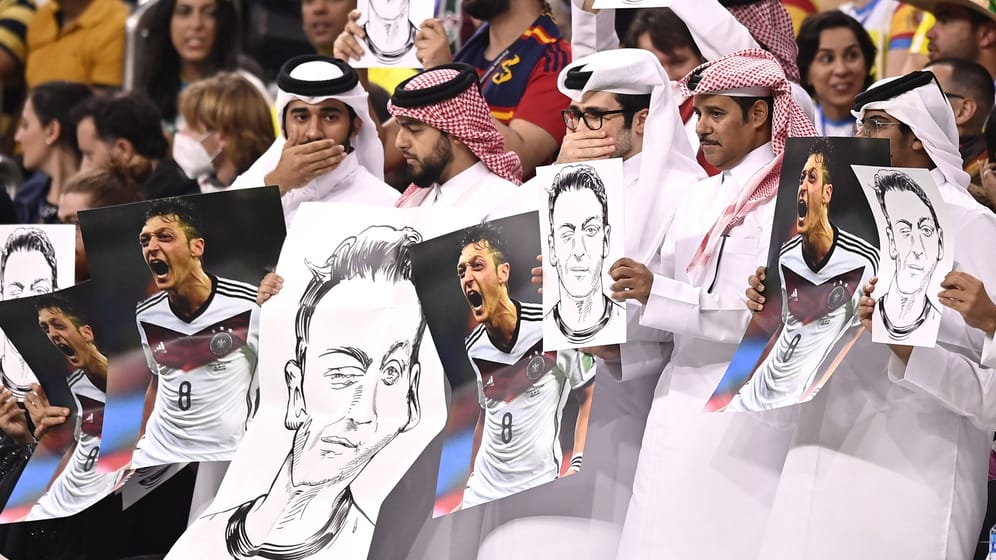 Al-Bayt Stadion: Zuschauer halten Özil-Plakate in die Luft.