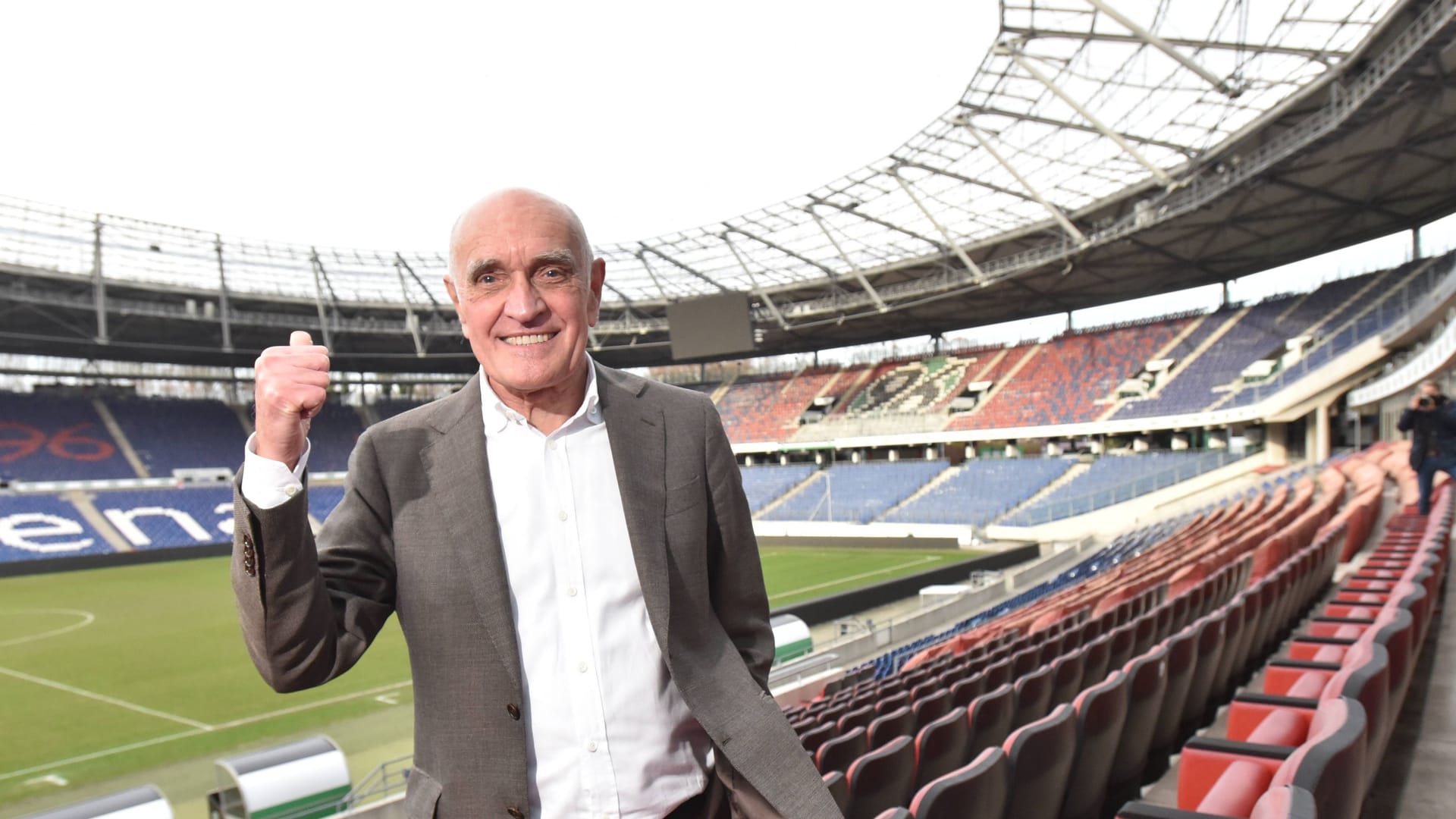 Martin Kind, damaliger Präsident des Fußball-Bundesligisten Hannover 96 (Hannover 96): Das Landgericht Celle hat dem Antrag des 78-Jährigen stattgegeben. Martin Kind, damaliger Präsident des Fußball-Bundesligisten Hannover 96 (Hannover 96): Das Landgericht Celle hat dem Antrag des 78-Jährigen stattgegeben.