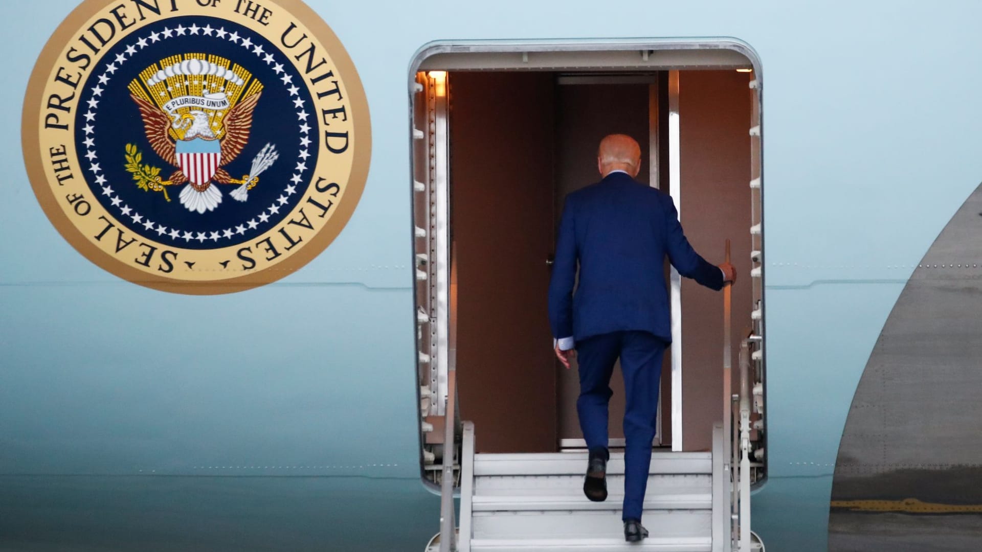 Joe Biden (Archivbild): Der US-Präsident geht nach seiner Teilnahme am G20-Gipfel in Bali an Bord der Air Force One.