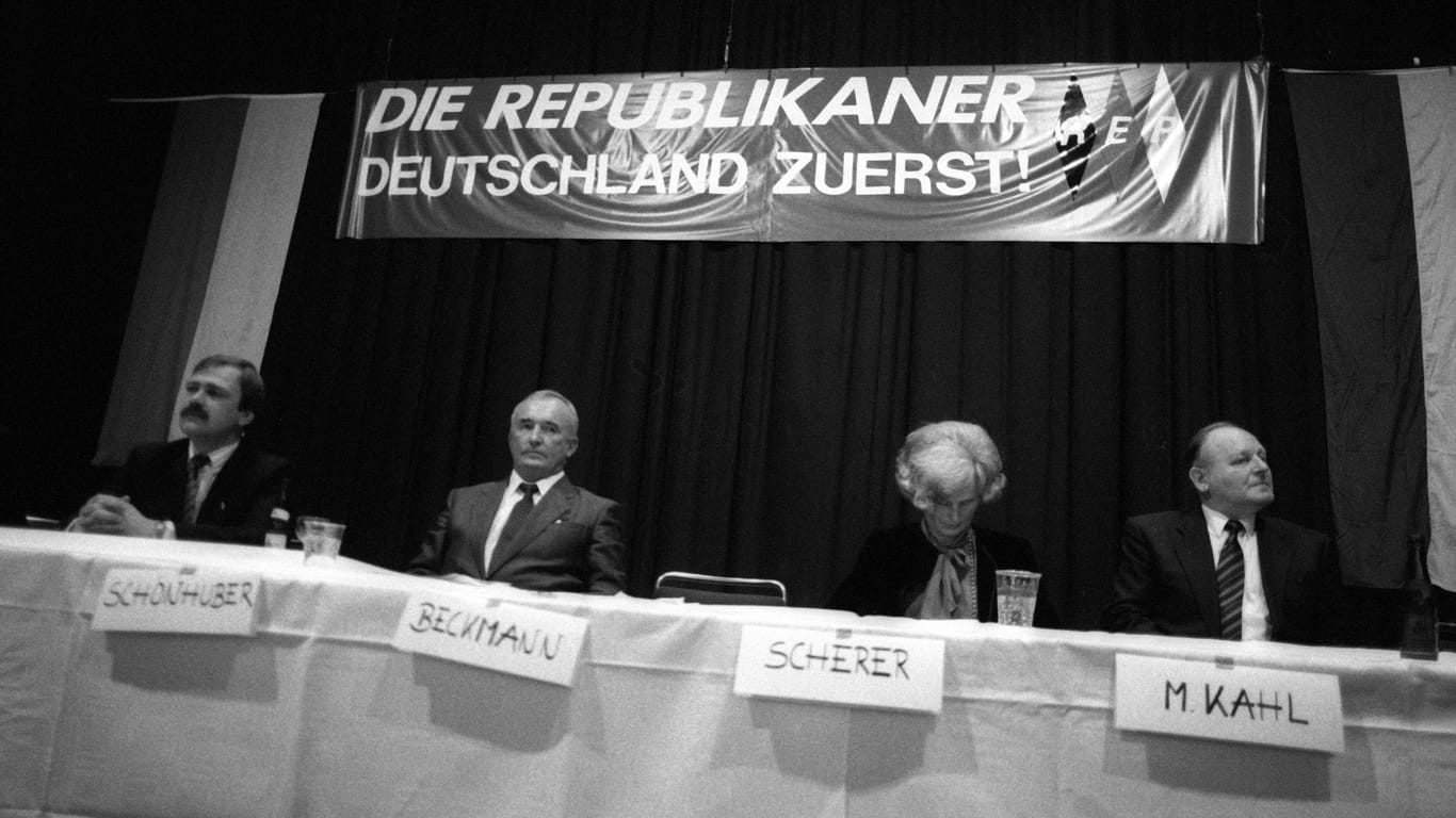 Wahlkampfveranstaltung der Republikaner 1989: "Deutschland zuerst" lautete ihr Slogan damals - die AfD wirbt in diesem Jahr mit dem Spruch "Unser Land zuerst".