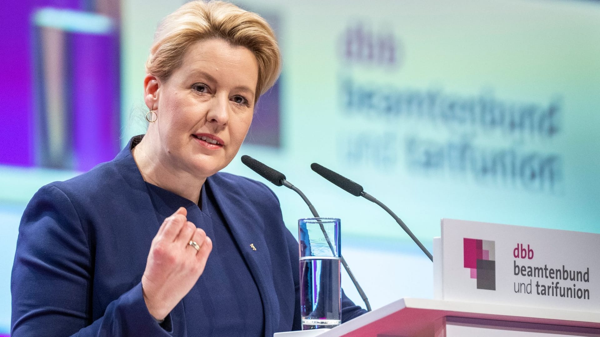 Franziska Giffey beim Gewerkschaftstag des dbb: Die Bürgermeisterin versucht, die abgewanderten Lehrkräfte zurück nach Berlin zu holen.