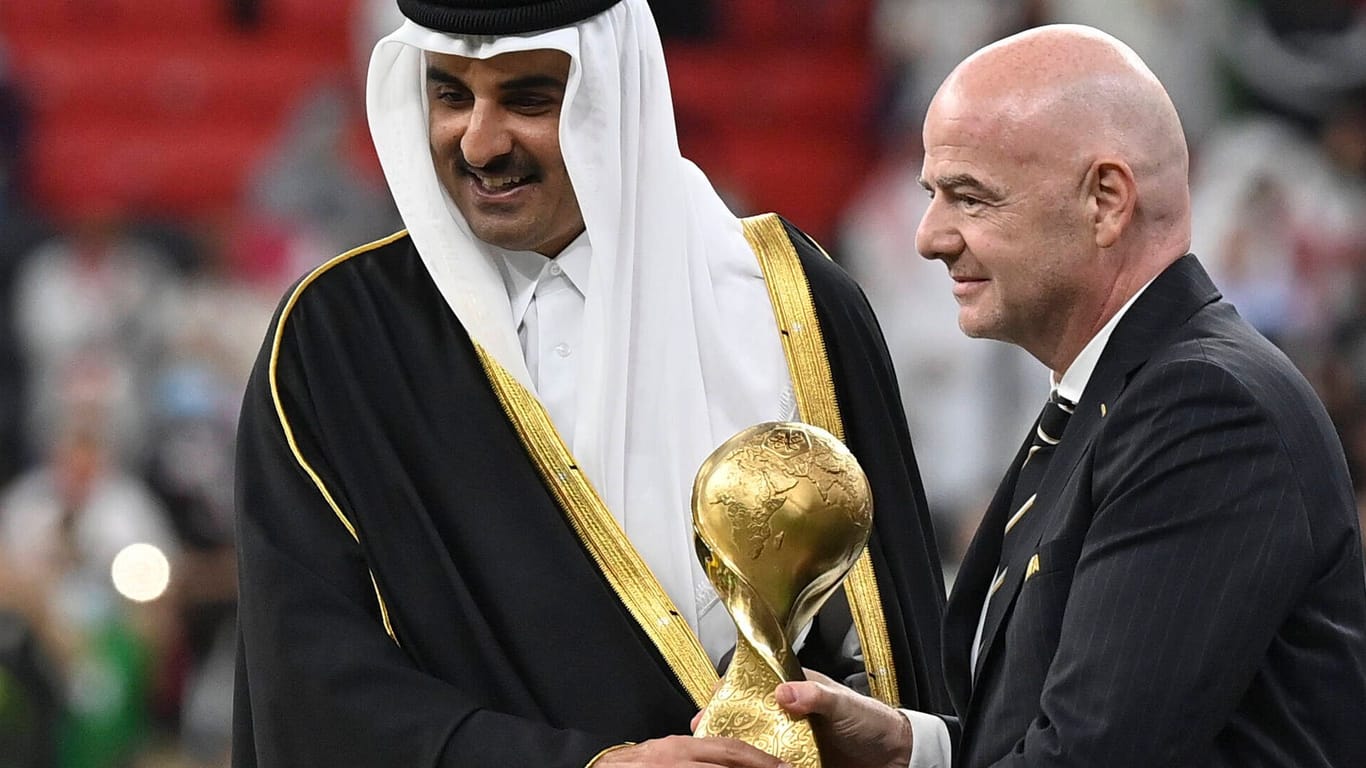 Katars Emir Scheich Tamim bin Hamad Al-Thani neben Fifa-Präsident Gianni Infantino: Die WM ist Teil der langfristigen Strategie des Golfstaats.