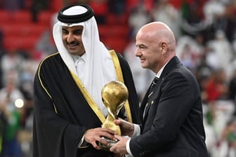 Katars Emir Scheich Tamim bin Hamad Al-Thani neben Fifa-Präsident Gianni Infantino: Die WM ist Teil der langfristigen Strategie des Golfstaats.