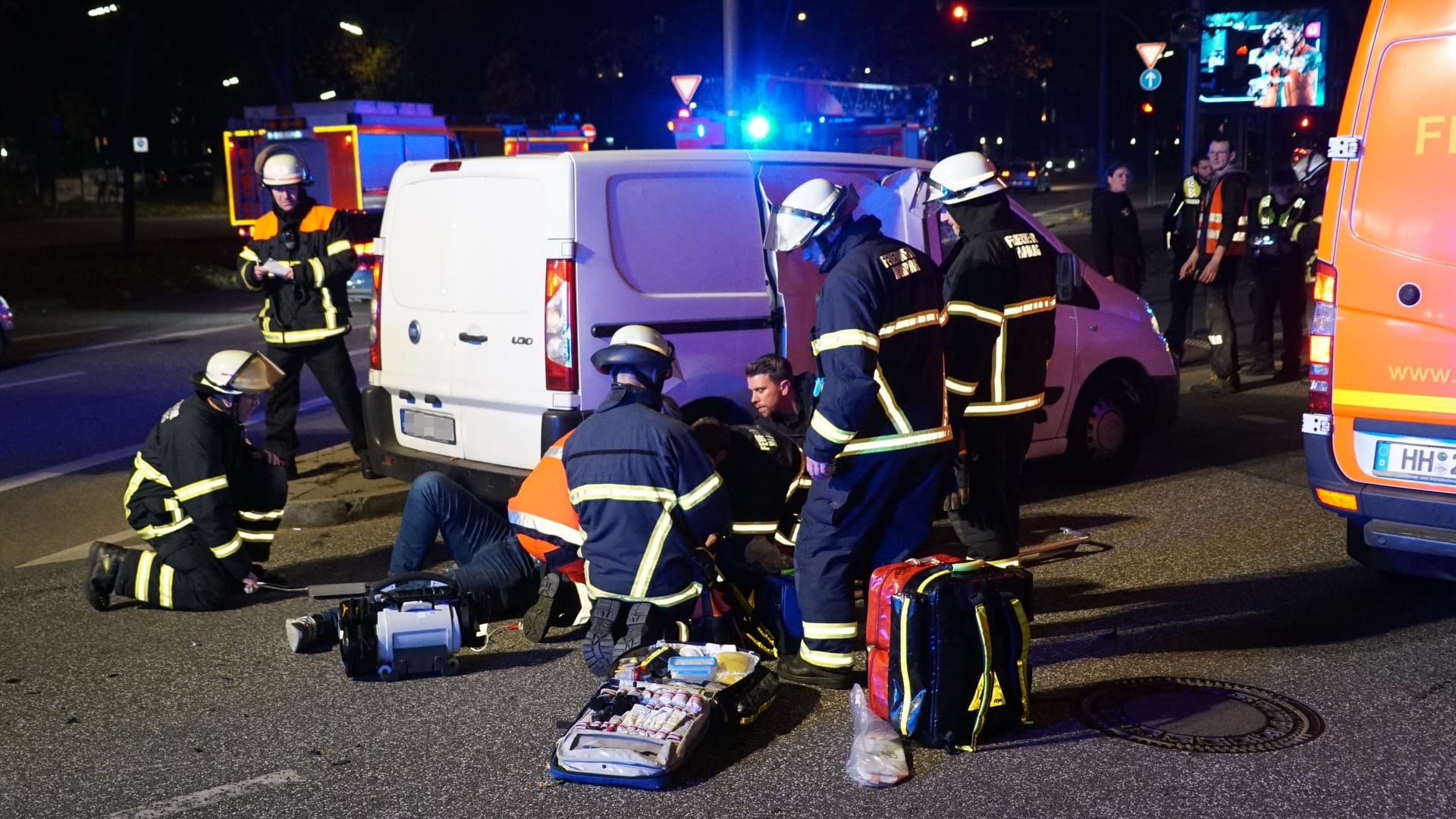 Einsatzkräfte versorgen den Verletzten: Er war gegen die Seitentür des Kleintransporters gefahren. Einsatzkräfte versorgen den Verletzten: Er war gegen die Seitentür des Kleintransporters gefahren.