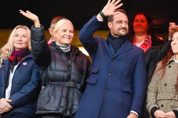 Mette-Marit og Haakon fra Norge: Kronprinsparet deltok på fotballkamp i Oslo.