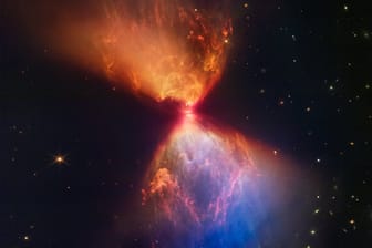 Der Protostern L1527 auf einer Aufnahme des James-Webb-Weltraumteleskops: Die Materialwolken in der Umgebung nähren sein Wachstum.