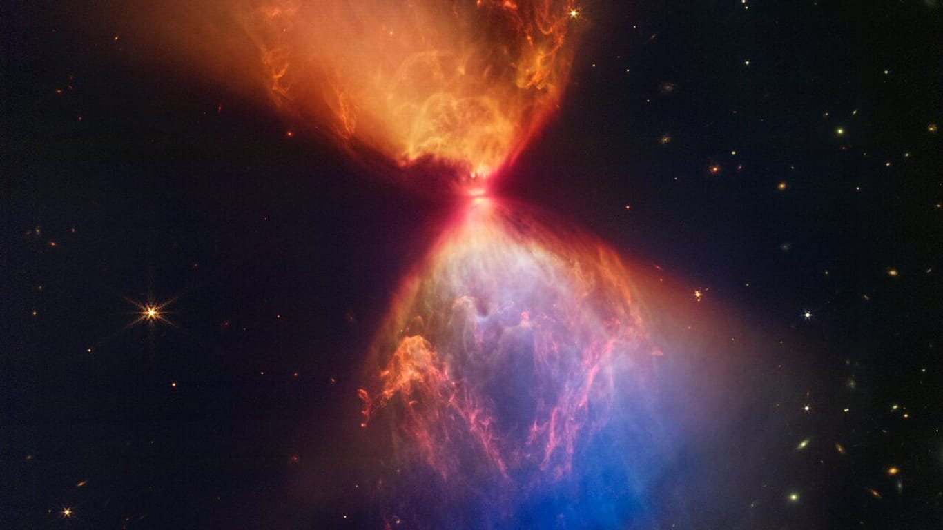 Der Protostern L1527 auf einer Aufnahme des James-Webb-Weltraumteleskops: Die Materialwolken in der Umgebung nähren sein Wachstum.