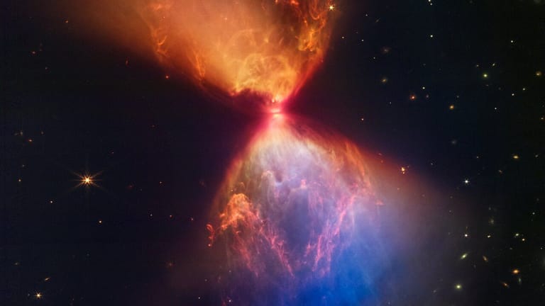 Der Protostern L1527 auf einer Aufnahme des James-Webb-Weltraumteleskops: Die Materialwolken in der Umgebung nähren sein Wachstum.