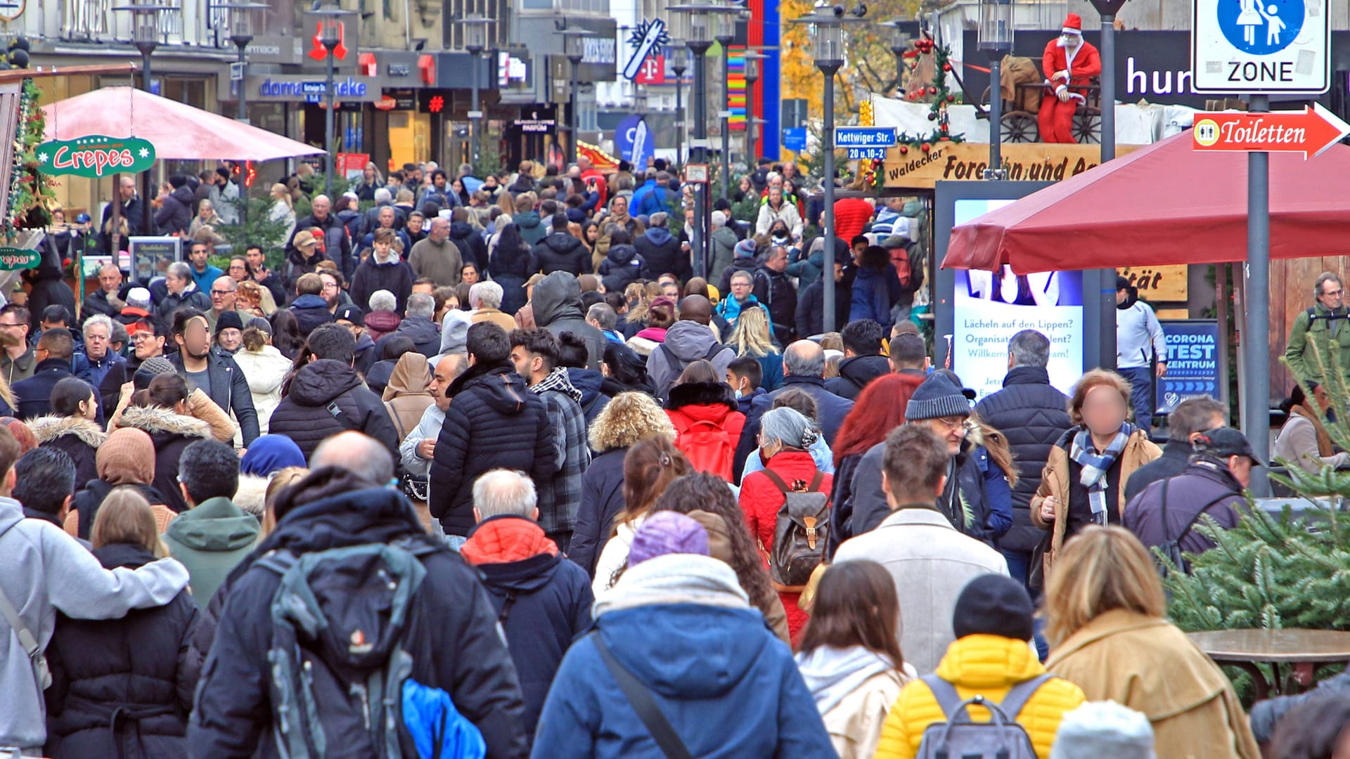 Fußgängerzone in Essen: Im ersten Halbjahr 2022 lag die Nettozuwanderung bei mehr als einer halben Million Menschen.