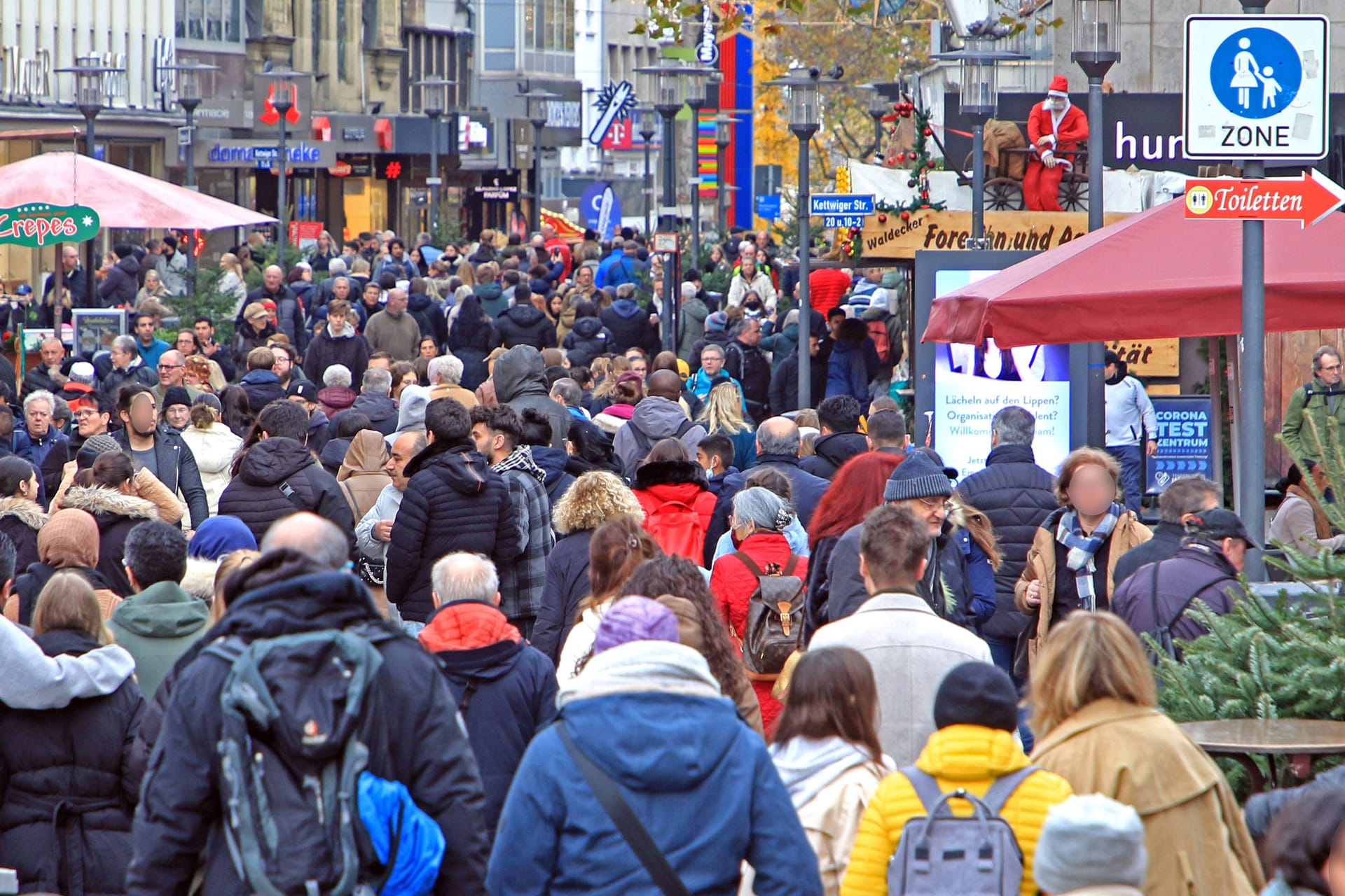 Fußgängerzone in Essen: Im ersten Halbjahr 2022 lag die Nettozuwanderung bei mehr als einer halben Million Menschen.