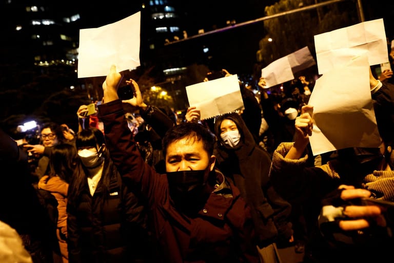 Mahnwache und Protest in Peking: Die Trauer um die Opfer der Brandkatastrophe von Ürümqi waren der Auslöser der Demonstrationen.