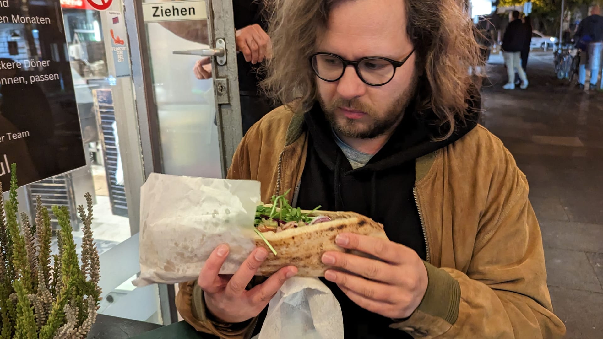 t-online-Reporter Stefan Simon begutachtet den Döner: Einfach zu essen war er nicht.