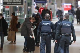 Bundespolizisten im Hauptbahnhof Hannover (Symbolbild): Nach einem Flaschenwurf auf eine Frau mit ihrem Baby auf dem Arm gelang der Behörde eine zweite Festnahme.