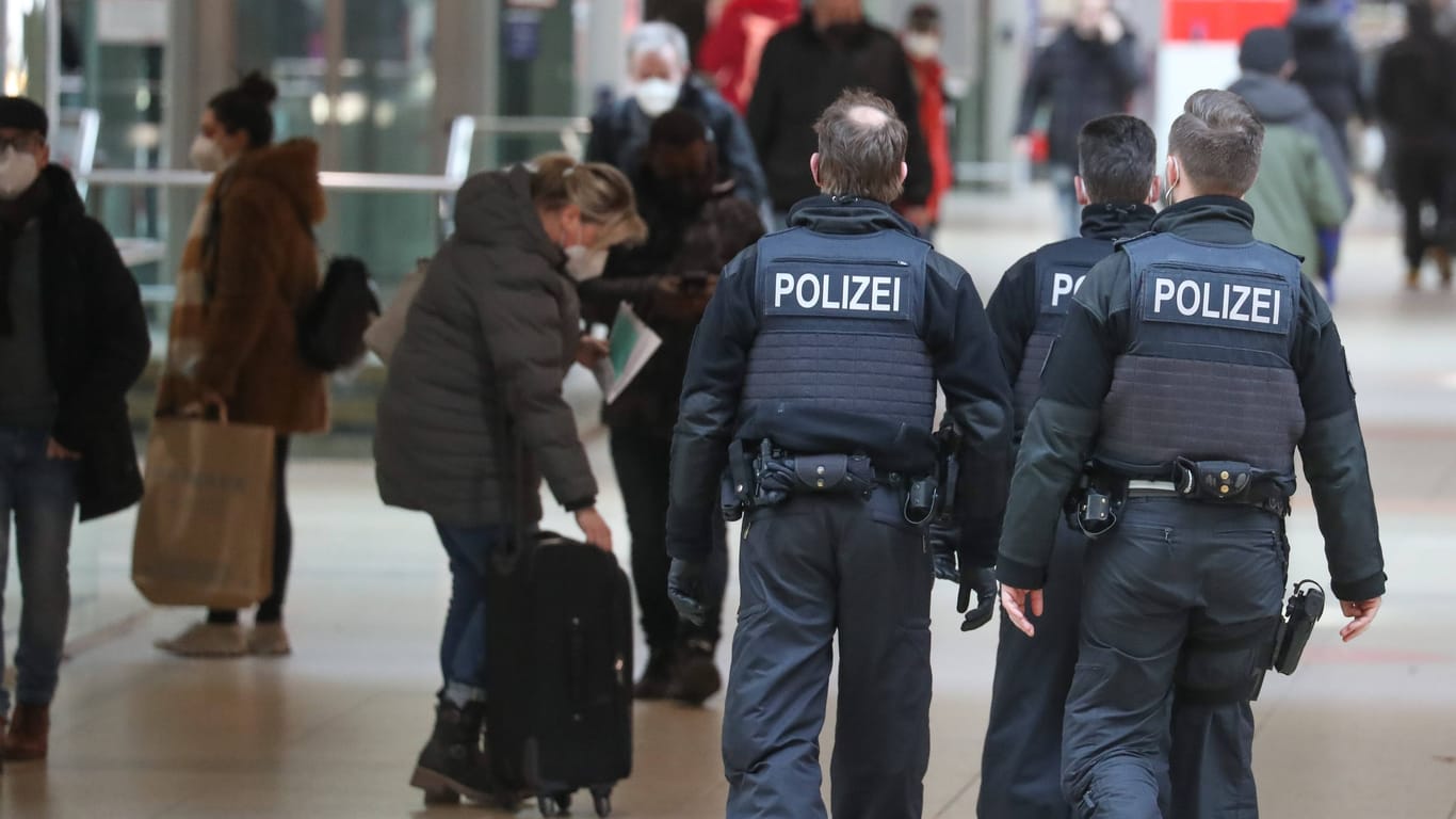 Bundespolizisten im Hauptbahnhof Hannover (Symbolbild): Nach einem Flaschenwurf auf eine Frau mit ihrem Baby auf dem Arm gelang der Behörde eine zweite Festnahme.