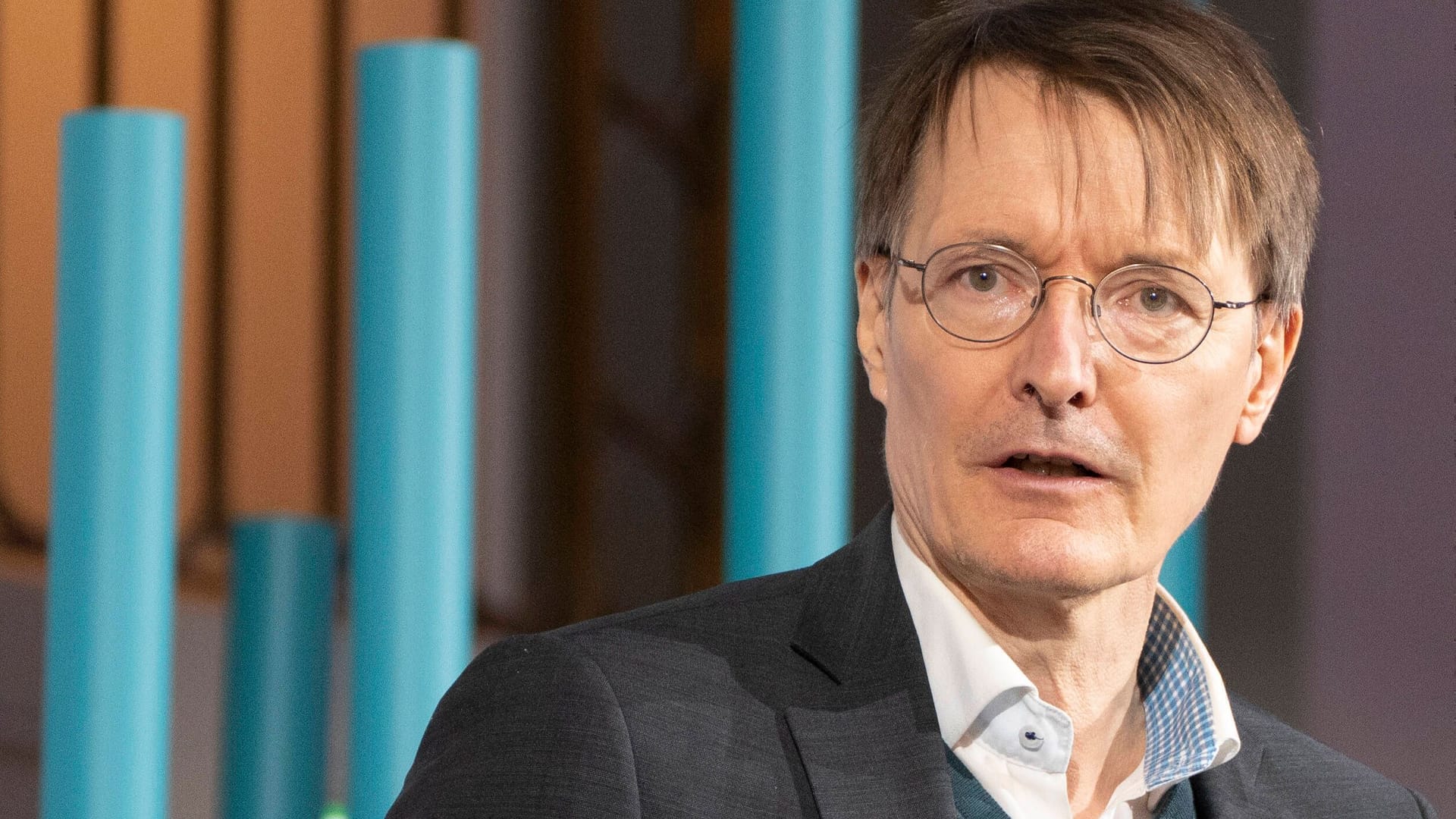 Karl Lauterbach sieht die Bemühungen um ein Ende der verbleibenden Covid-Regeln skeptisch. Karl Lauterbach sieht die Bemühungen um ein Ende der verbleibenden Covid-Regeln skeptisch.