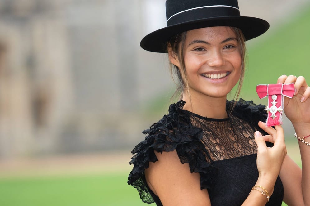 Emma Raducanu: Die Sportlerin bekam von König Charles III. einen Orden verliehen.