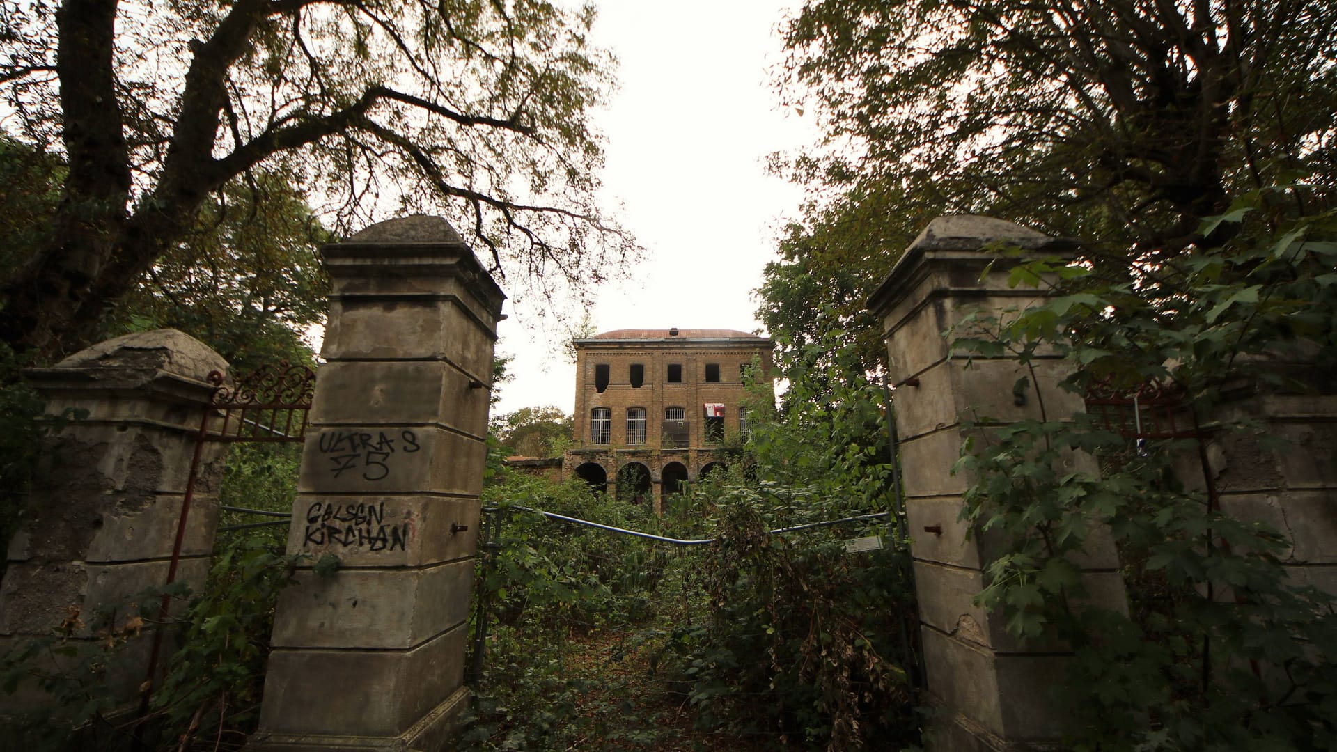 Das Haus Fühlingen in Köln-Chorweiler könnte direkt aus einem Horrorfilm stammen.